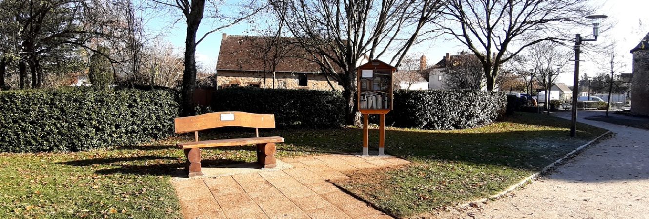 Banc et boite à livre